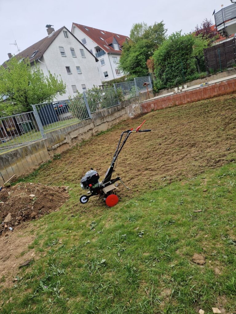 Boden wird mit der Fräse vorbereitet