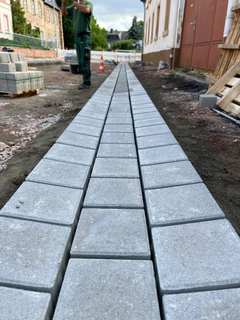 Gepflasterter Gehweg