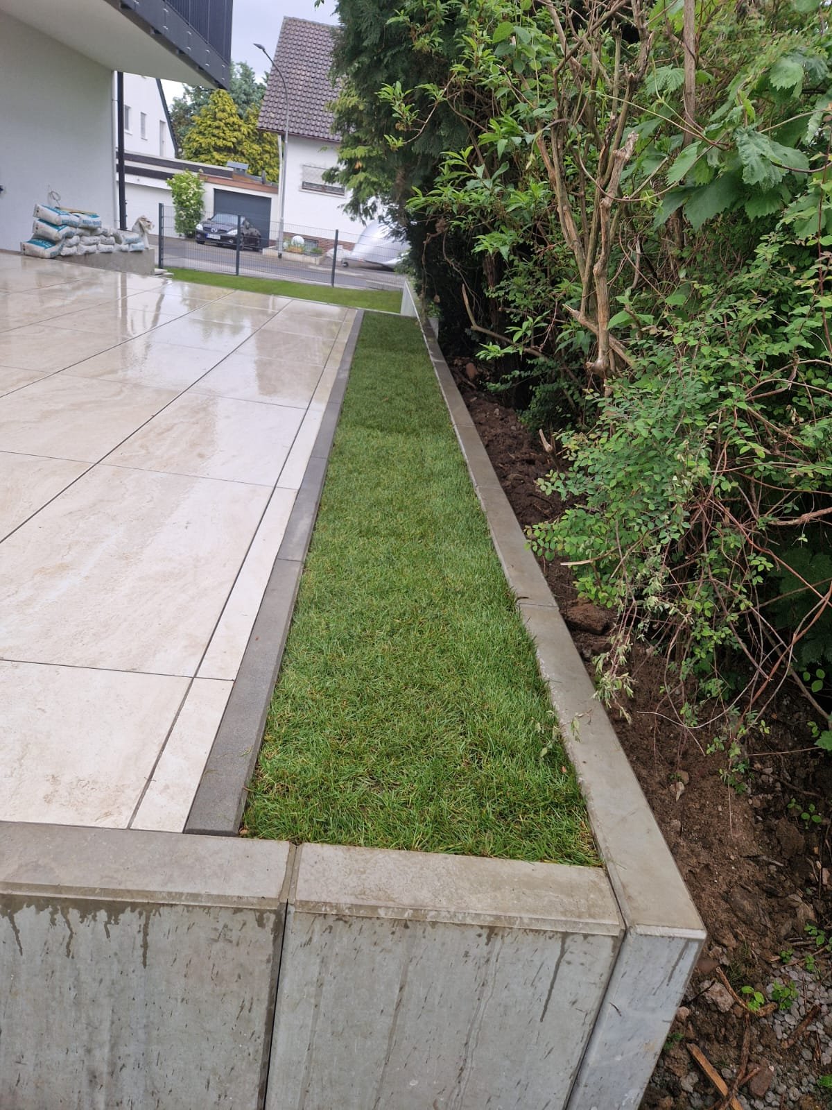 Fertige Terrasse mit angrenzendem Rasenstreifen