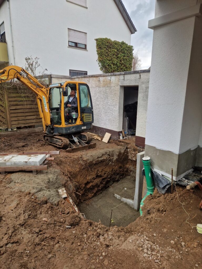 Minibagger von Yulian Bau beim Aushub auf einer Baustelle