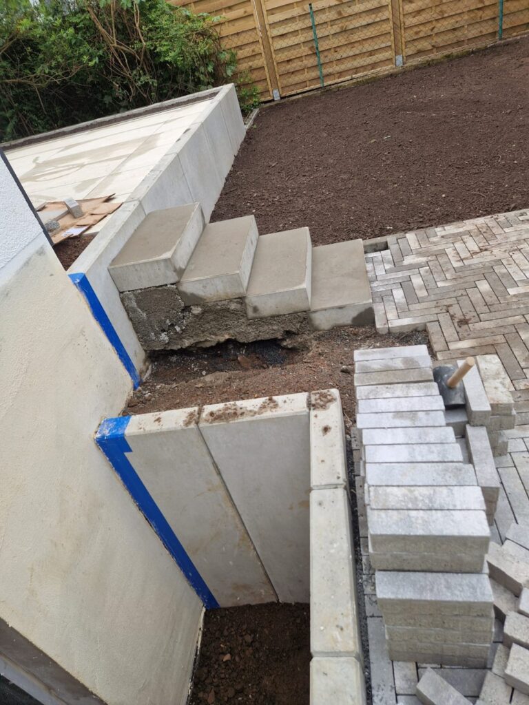 Betonstufen mit Pflasteranschluss