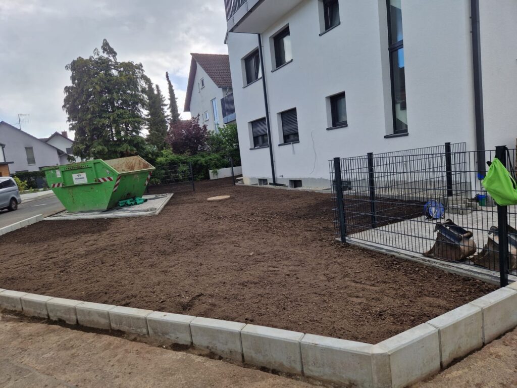Vorher: Vorgarten als vorbereitete Erdfläche
