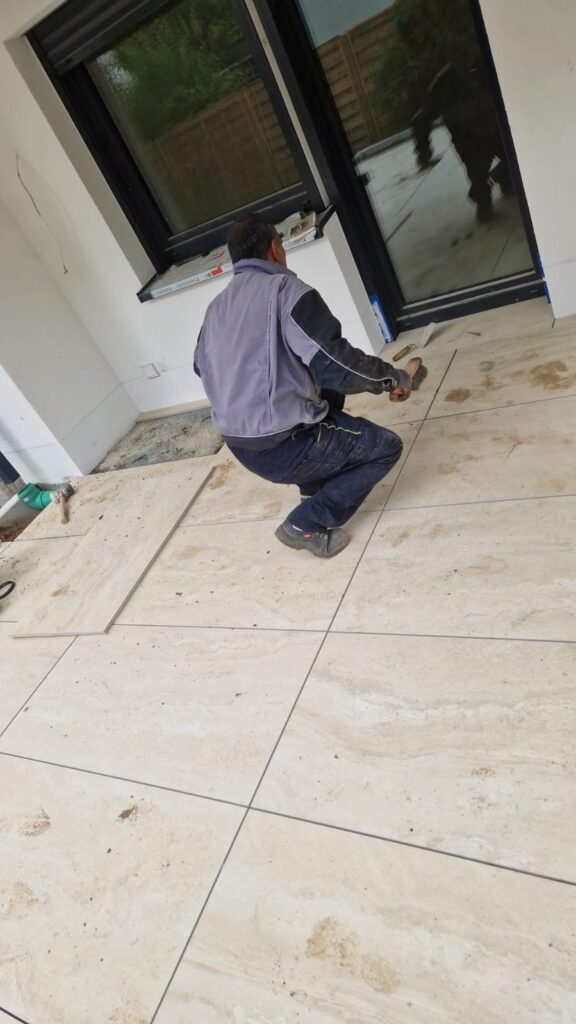 Große Platten werden verlegt