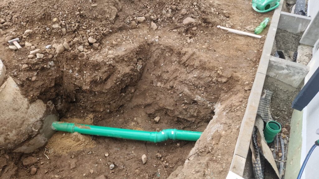 Verlegte Abwasserleitung im Graben