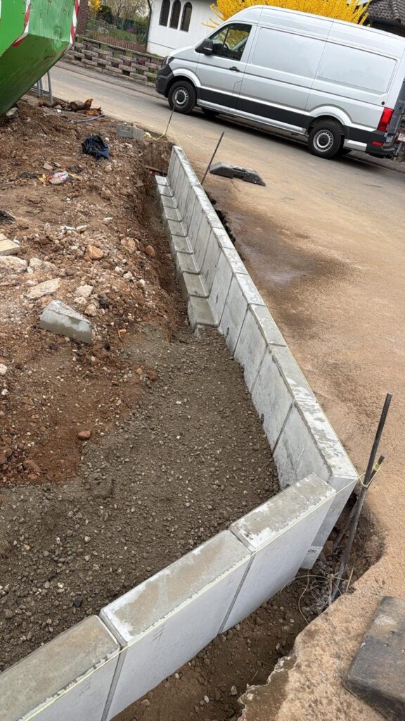 Neue Randsteine entlang der Straße