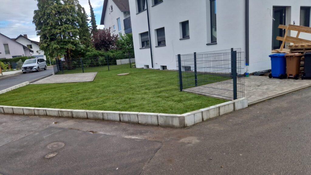 Neu angelegter Rollrasen vor einem Wohnhaus