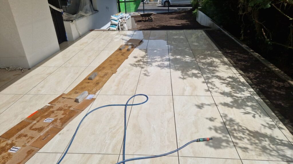 Terrasse aus großformatigen Platten