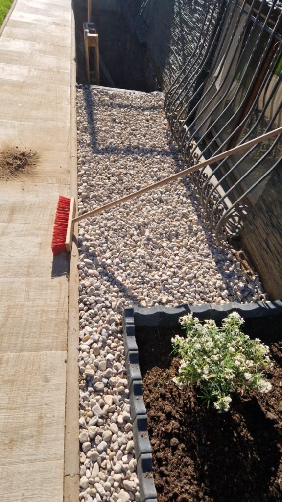 Kiesstreifen und Beet entlang der Terrasse