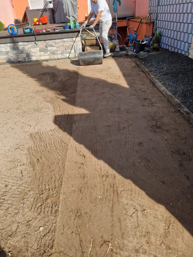 Fläche wird vor dem Rasen gewalzt