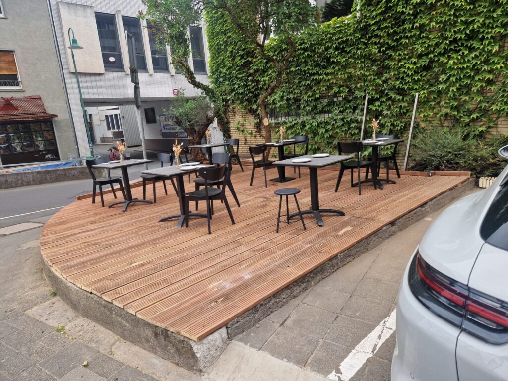 Verlegte Holzterrasse im Außenbereich