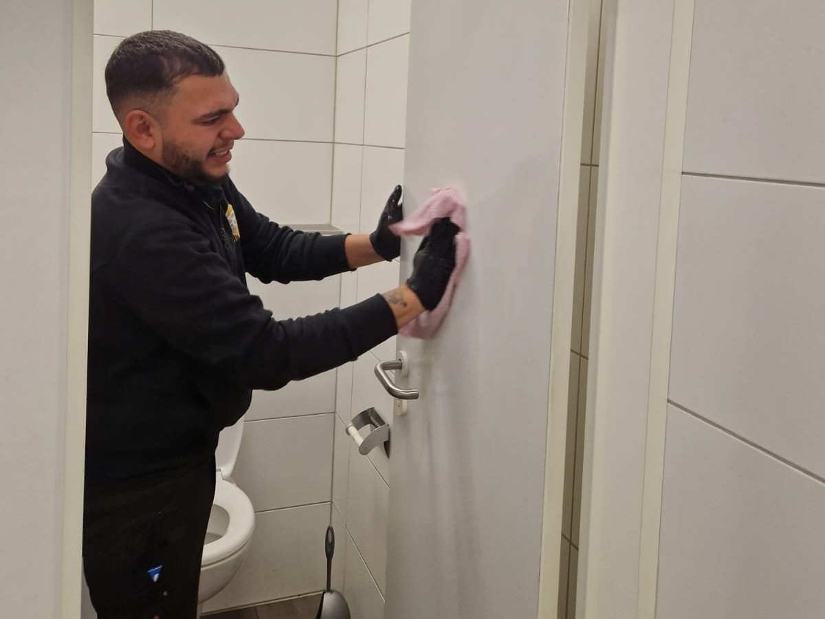 Mitarbeiter von Yulian Bau bei der Unterhaltsreinigung einer Sanitäranlage